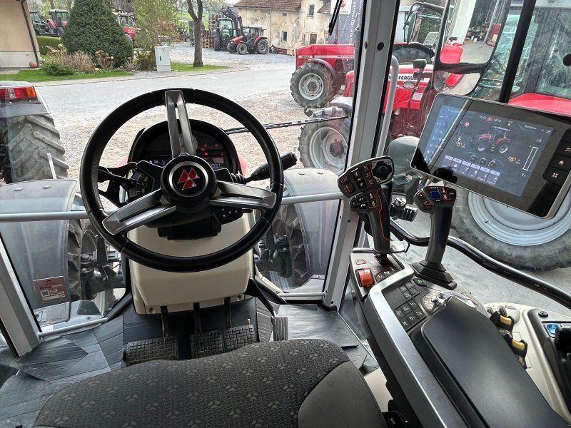 Massey Ferguson 5S.135