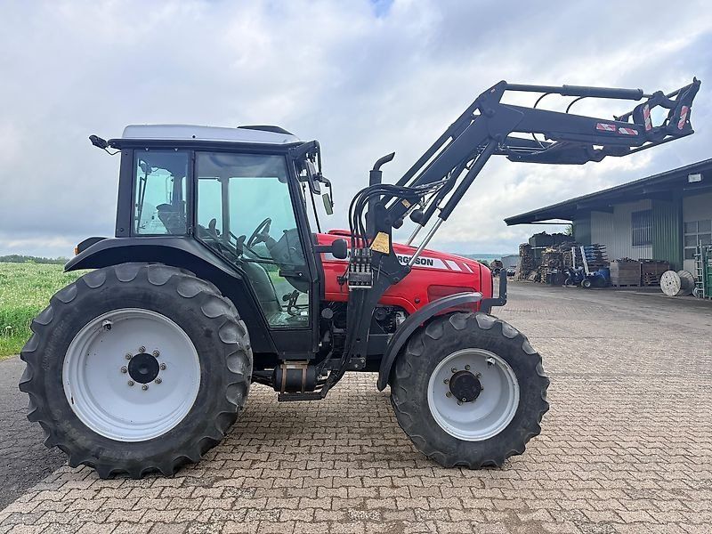 Massey Ferguson 4435 mit Frontlader un Druckluftanlage