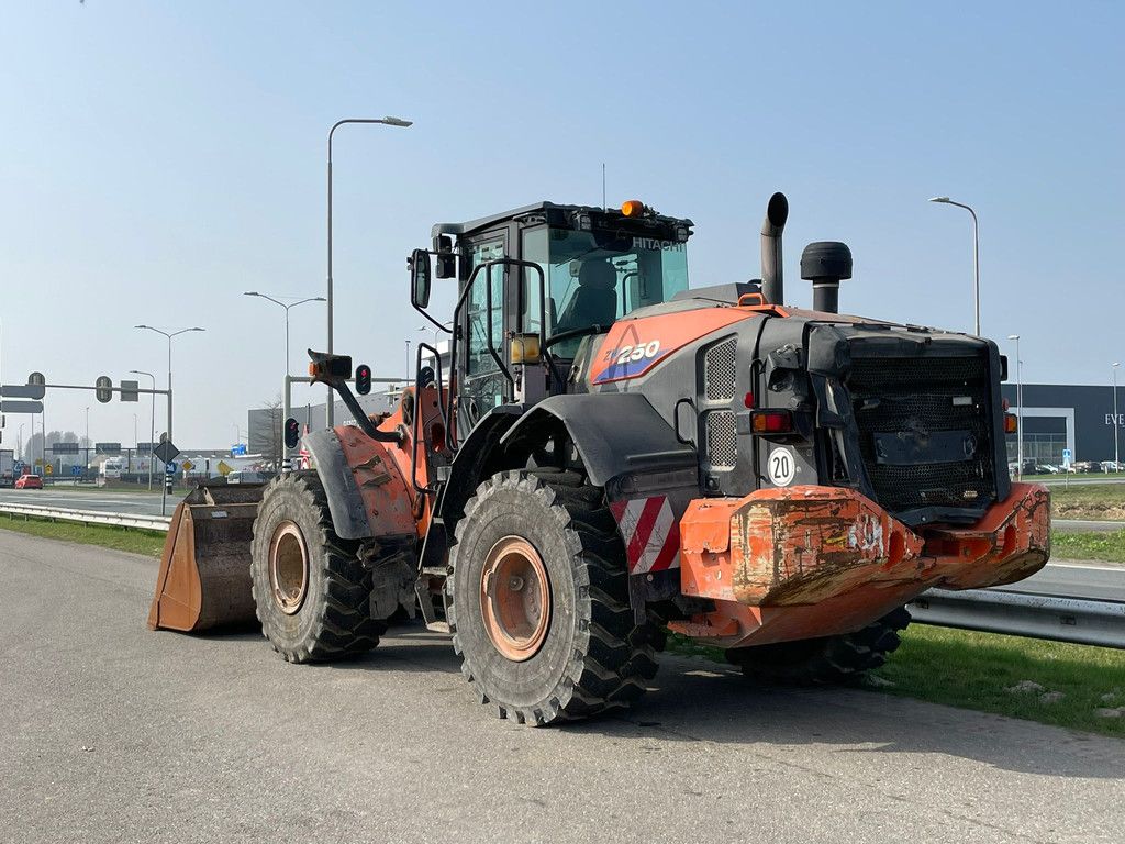 Hitachi ZW250-6