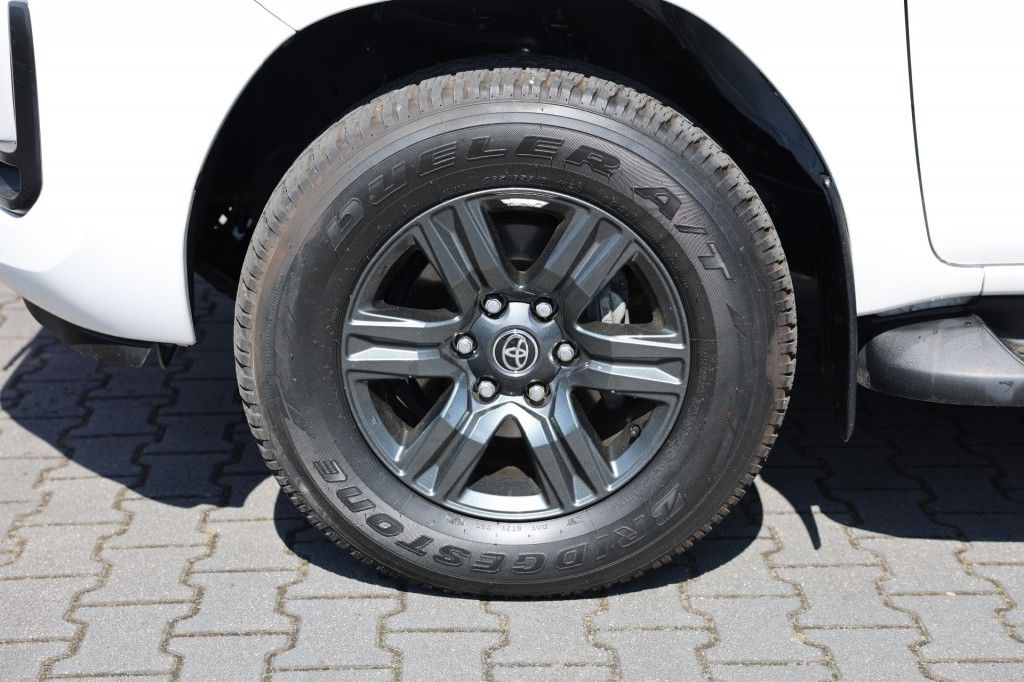 Toyota Hilux 2.8 D-4D X-TRA CAB PROFESSIONAL A/T 4WD VAN