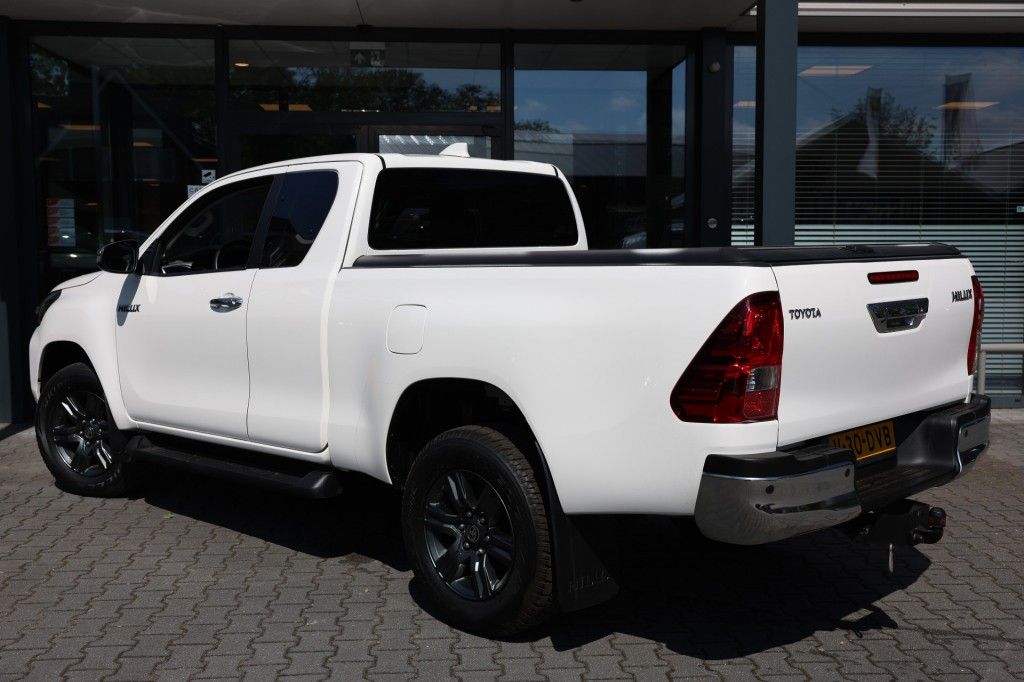 Toyota Hilux 2.8 D-4D X-TRA CAB PROFESSIONAL A/T 4WD VAN