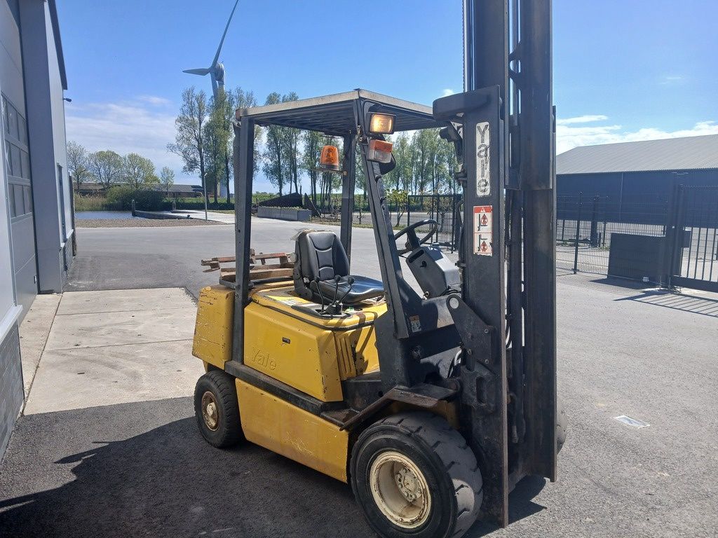 Yale 2.5Ton Deisel triplo + rotator!!