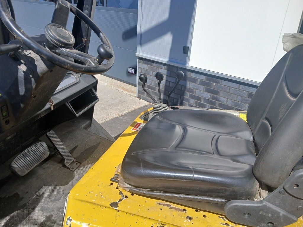 Yale 2.5Ton Deisel triplo + rotator!!