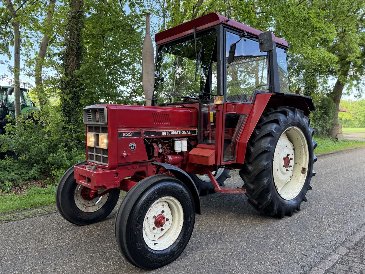 International 633 met stuurbekrachtiging