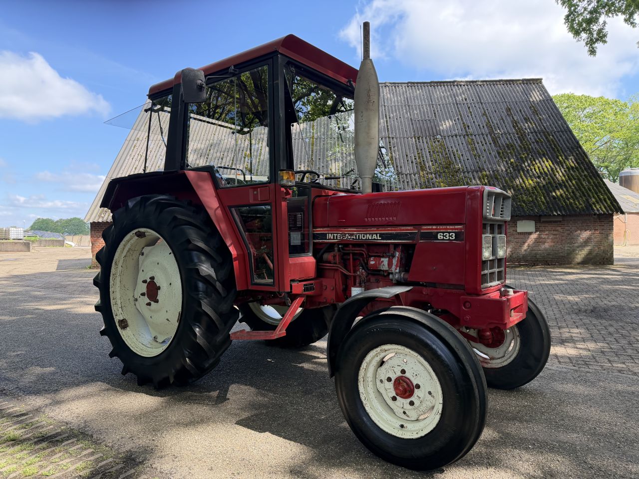 International 633 met stuurbekrachtiging