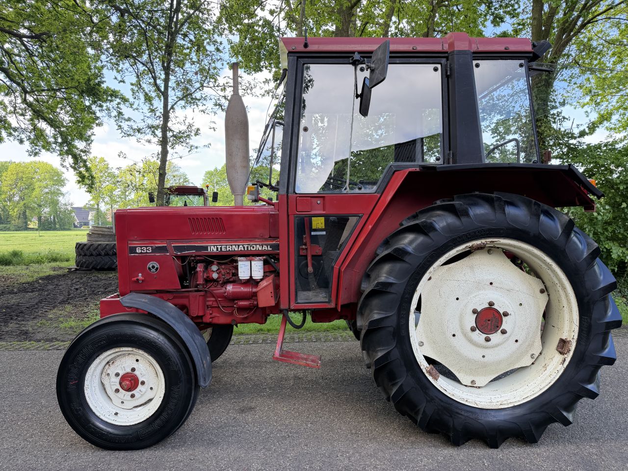 International 633 met stuurbekrachtiging
