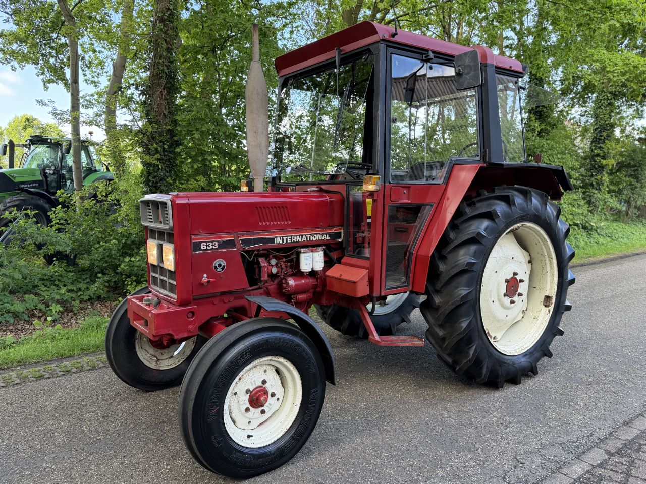 International 633 met stuurbekrachtiging
