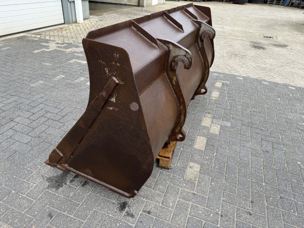 VOLVO GRONDBAK 2200 BREED