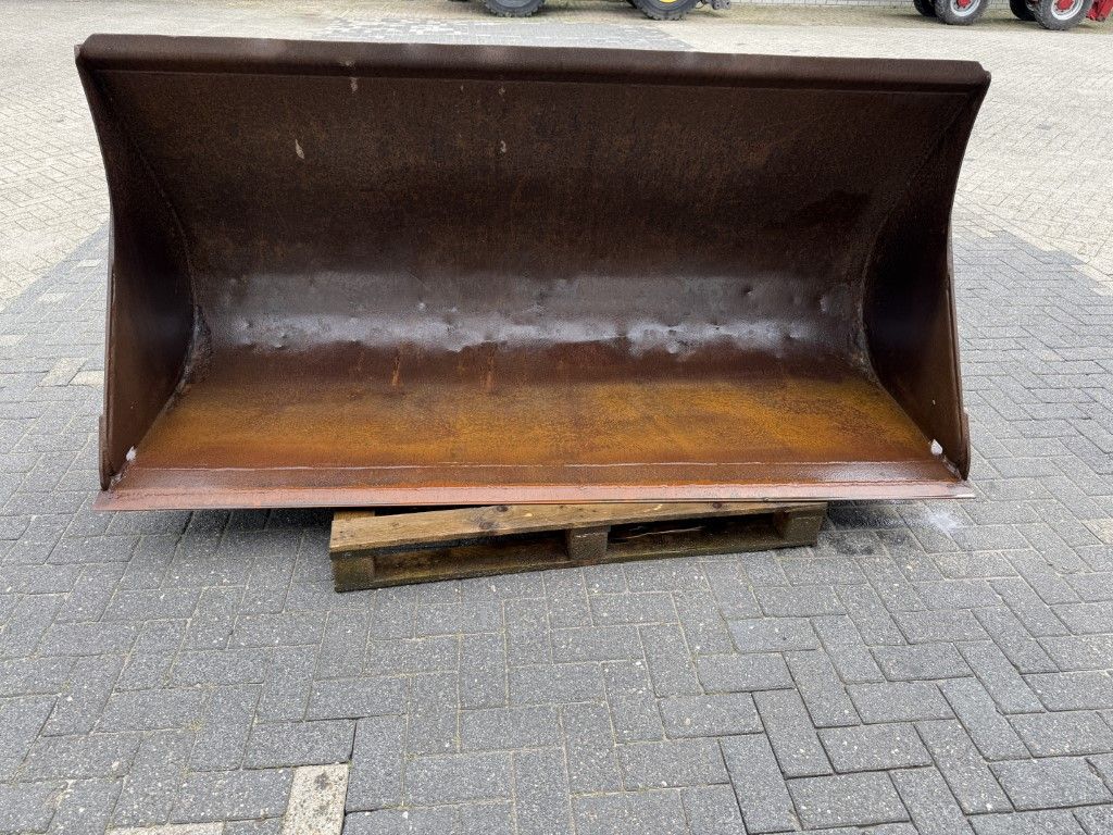 VOLVO GRONDBAK 2200 BREED