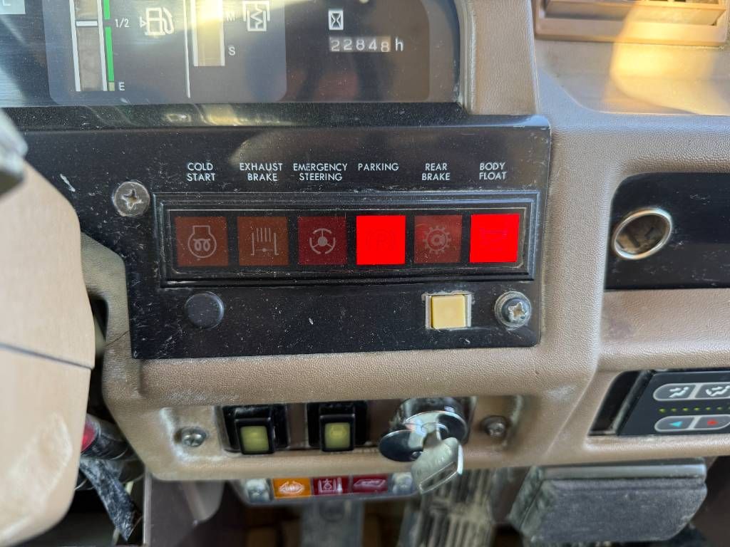 Komatsu HD605-5 - Automatic Greasing / Camera