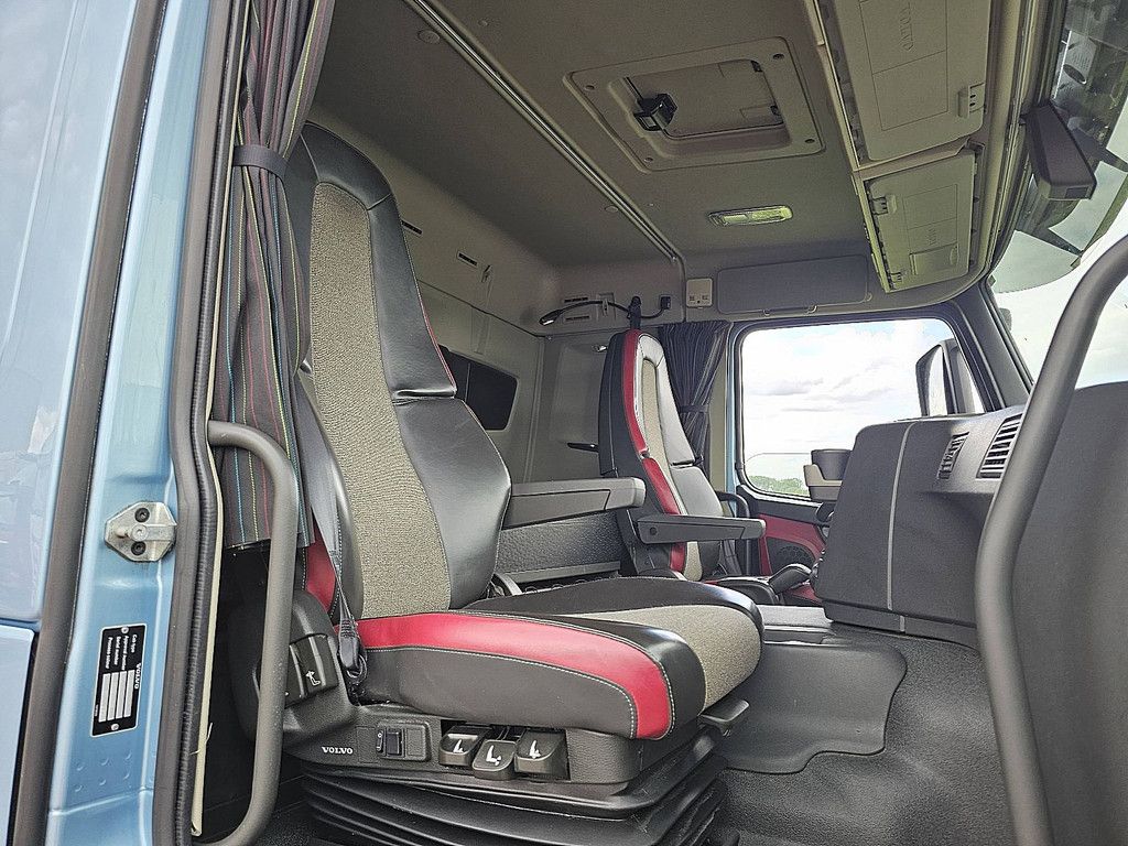 VOLVO FM 11.330 sleepercab 2.5t lift