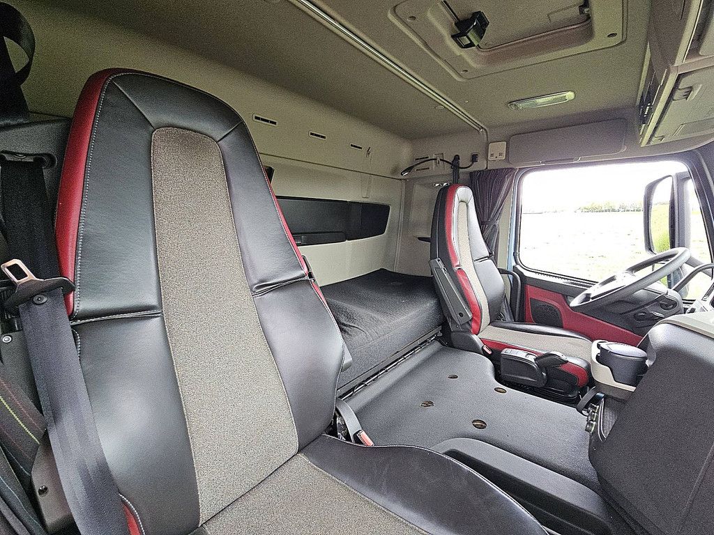 VOLVO FM 11.330 sleepercab 2.5t lift