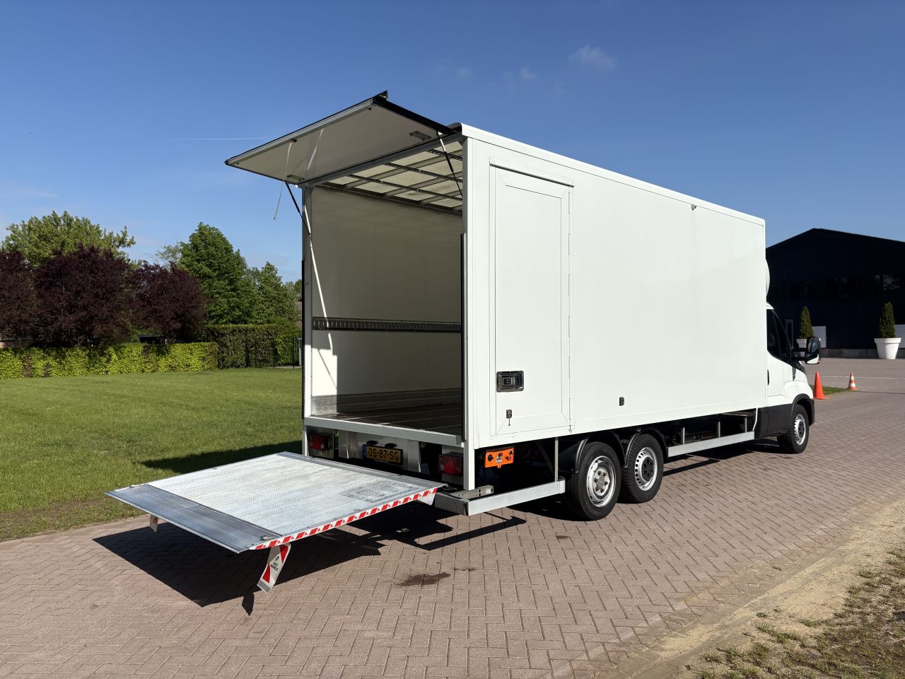 Be trekker Iveco Daily 35S18 Clixtar met laadklep 750 kg (35) N1