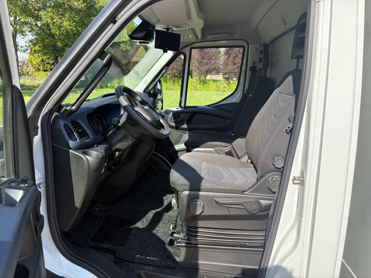 Be trekker Iveco Daily 35S18 Clixtar met laadklep 750 kg (35) N1