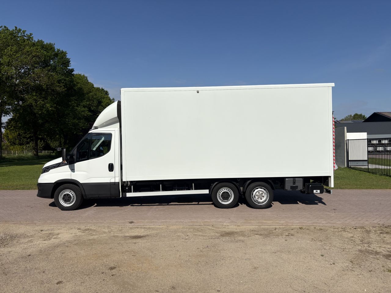 Be trekker Iveco Daily 35S18 Clixtar met laadklep 750 kg (35) N1