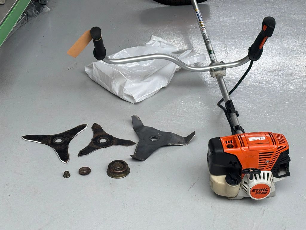 Stihl FS89 gebruikte bosmaaier met messen en draadkop