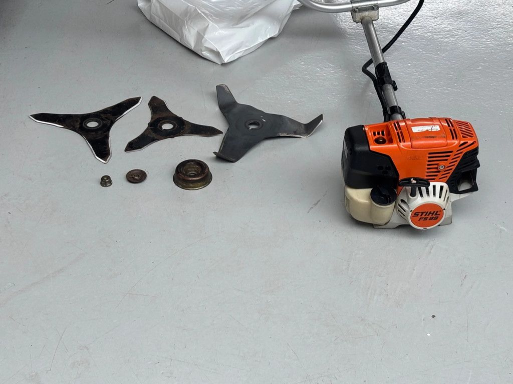 Stihl FS89 gebruikte bosmaaier met messen en draadkop