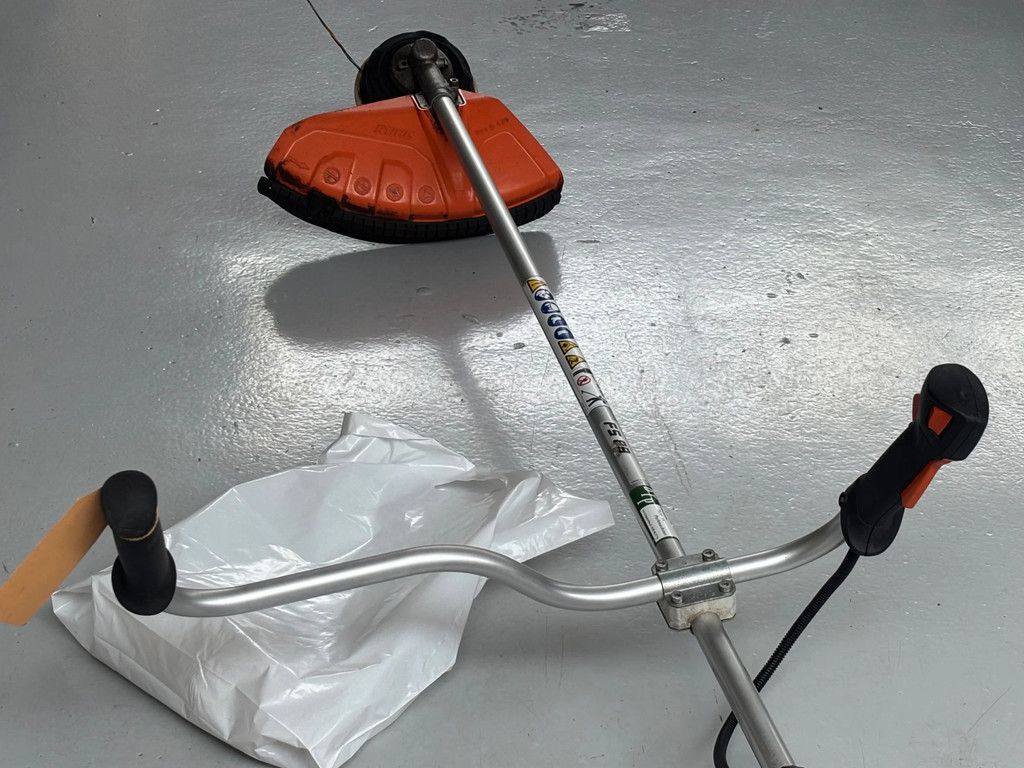 Stihl FS89 gebruikte bosmaaier met messen en draadkop