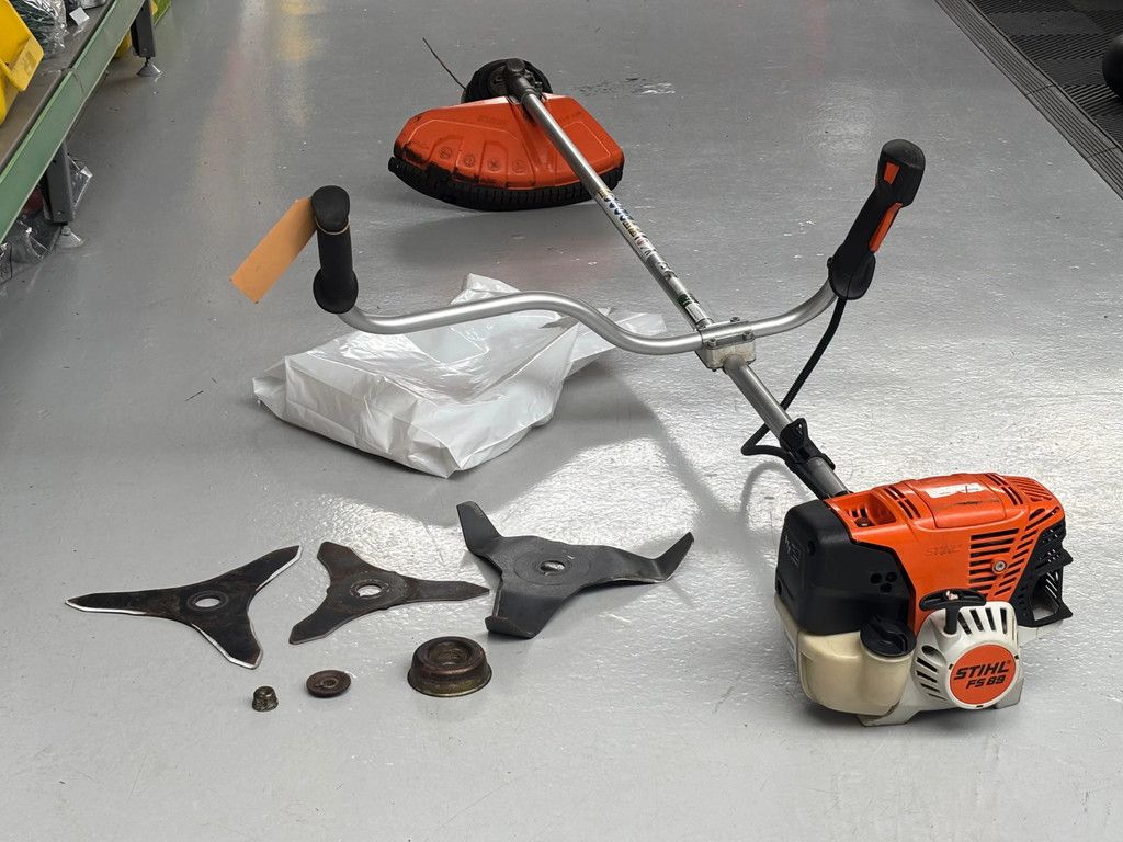 Stihl FS89 gebruikte bosmaaier met messen en draadkop