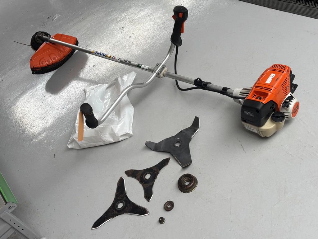 Stihl FS89 gebruikte bosmaaier met messen en draadkop