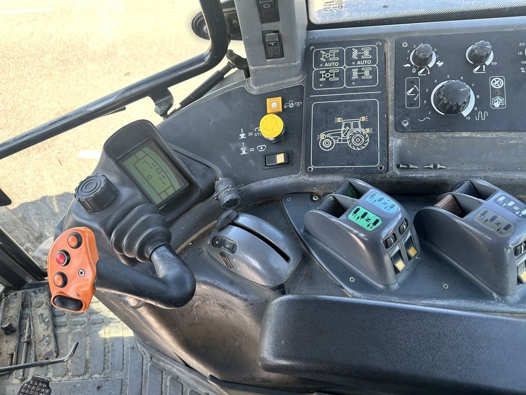 New Holland TM 175