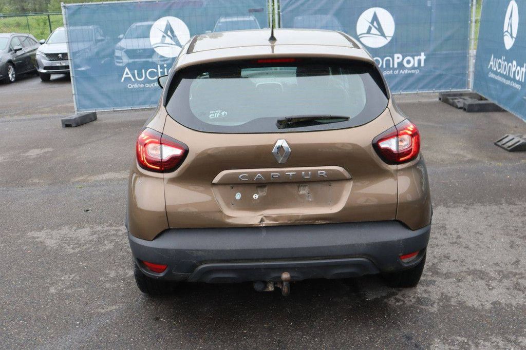 Passenger car Renault Captur Petrol 90hp 2018 (Margin)