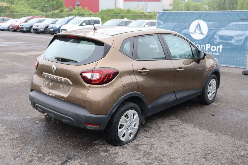 Passenger car Renault Captur Petrol 90hp 2018 (Margin)