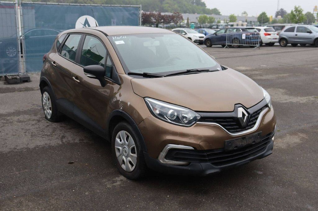 Passenger car Renault Captur Petrol 90hp 2018 (Margin)