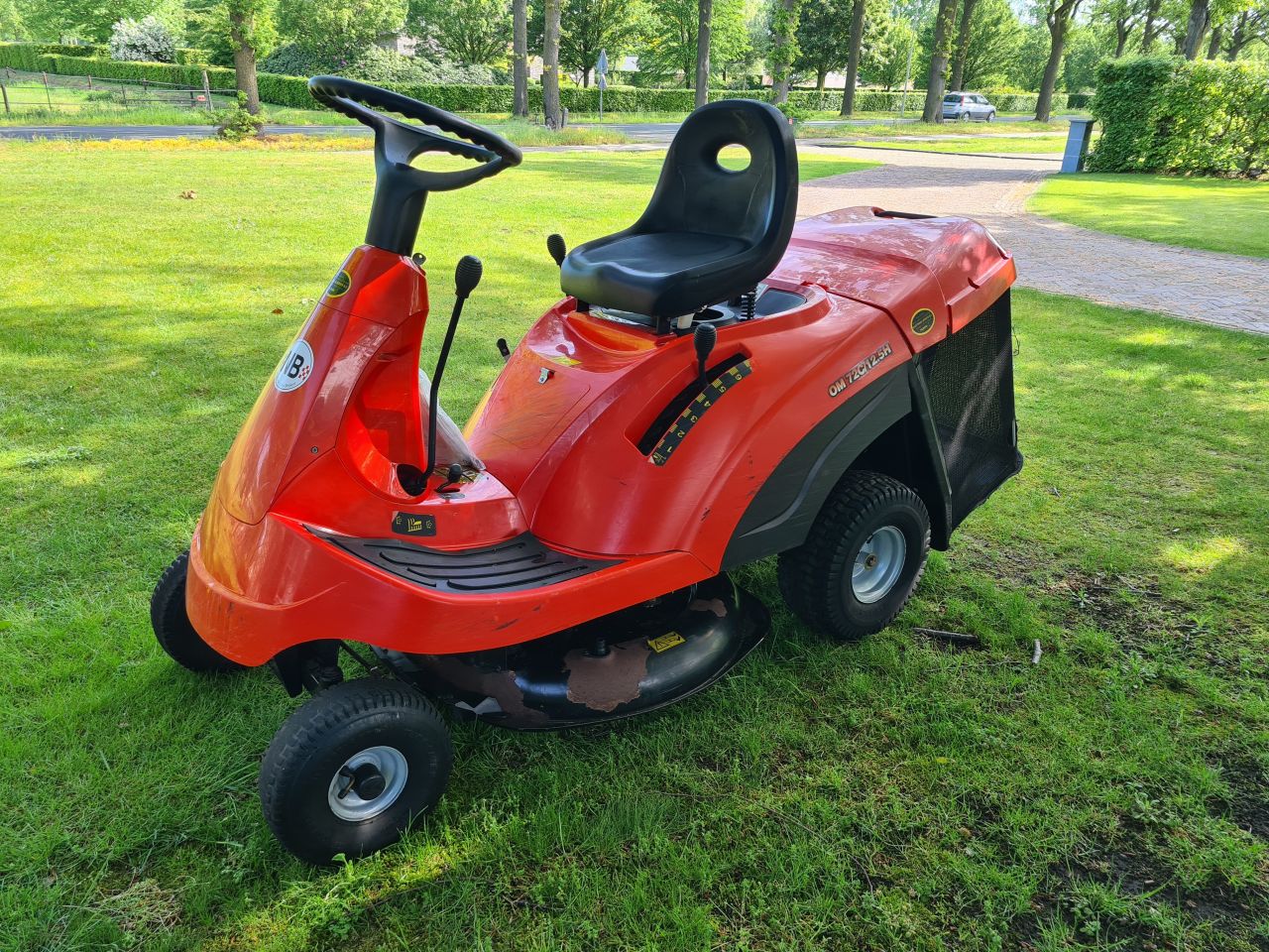 OM 72C 12.5 H zitmaaier met opvangbak hydrostaat.