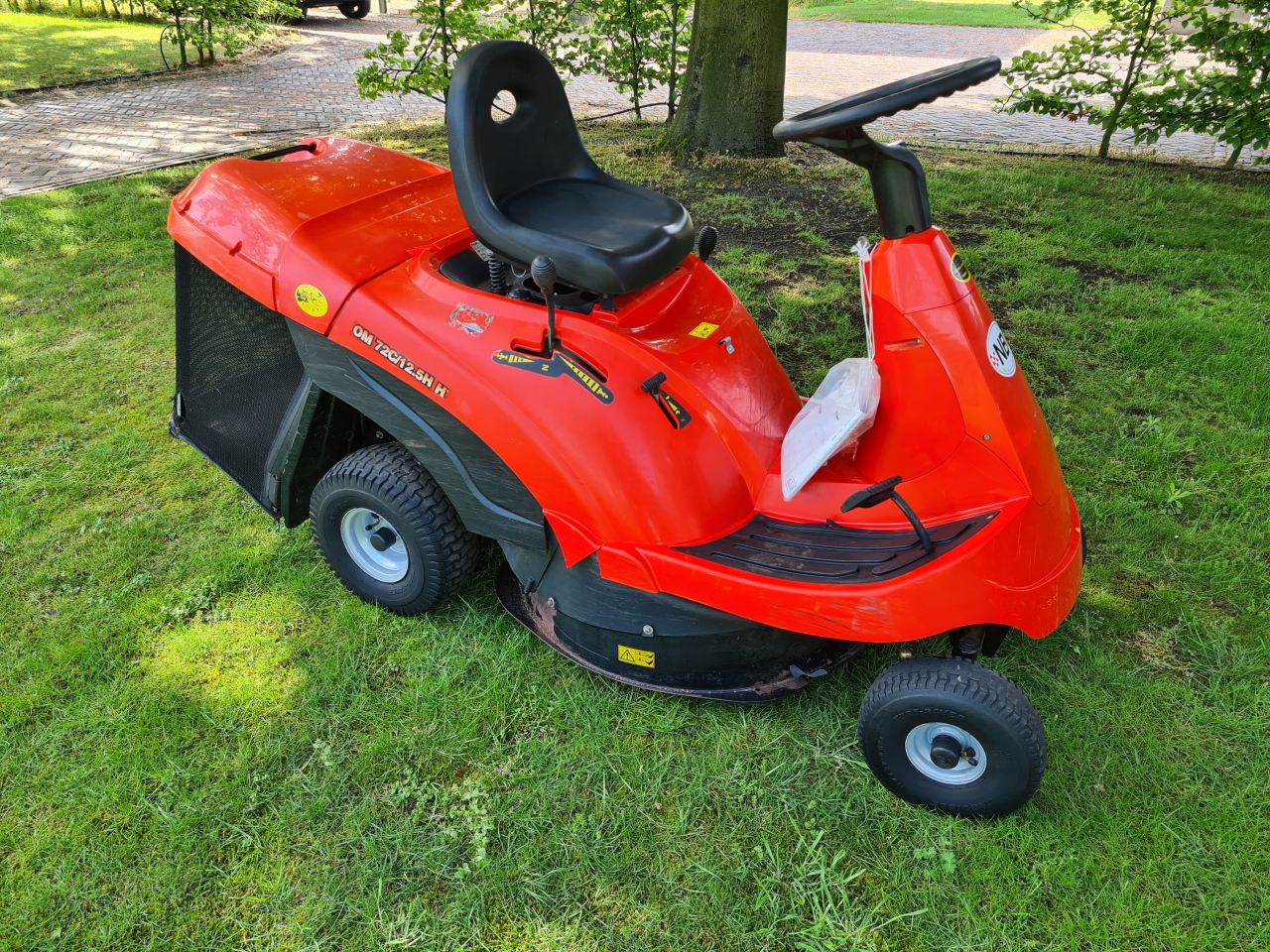 OM 72C 12.5 H zitmaaier met opvangbak hydrostaat.
