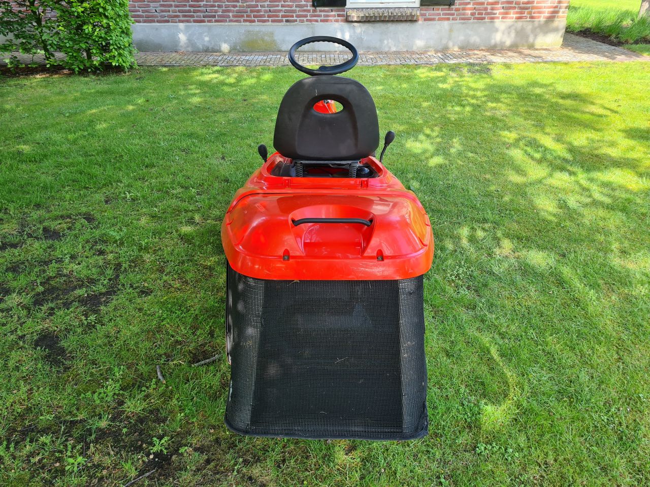OM 72C 12.5 H zitmaaier met opvangbak hydrostaat.