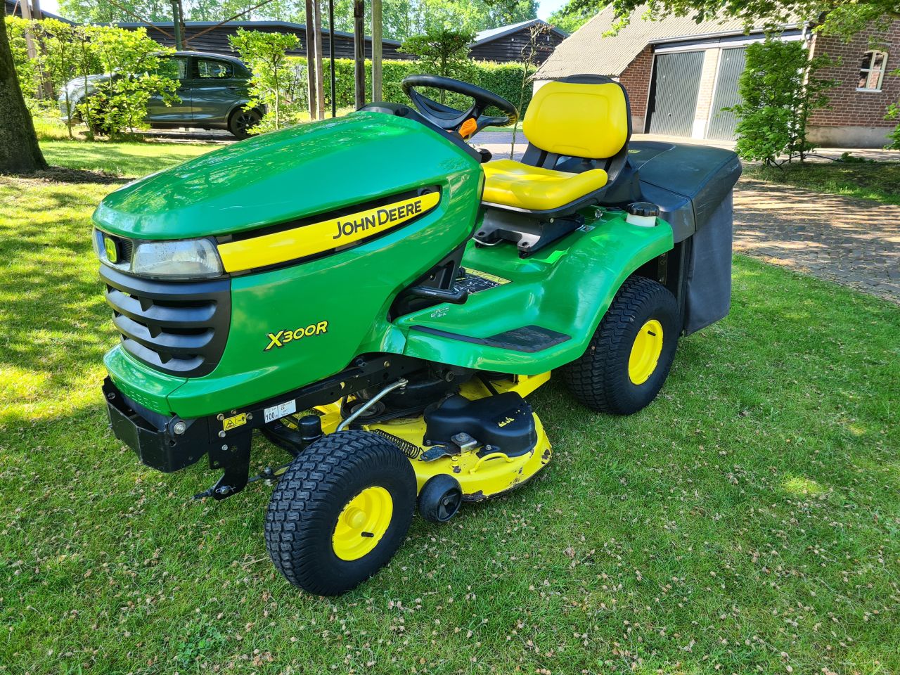 John deere X300R zitmaaier met opvangbak 2 cilinder kawasaki.