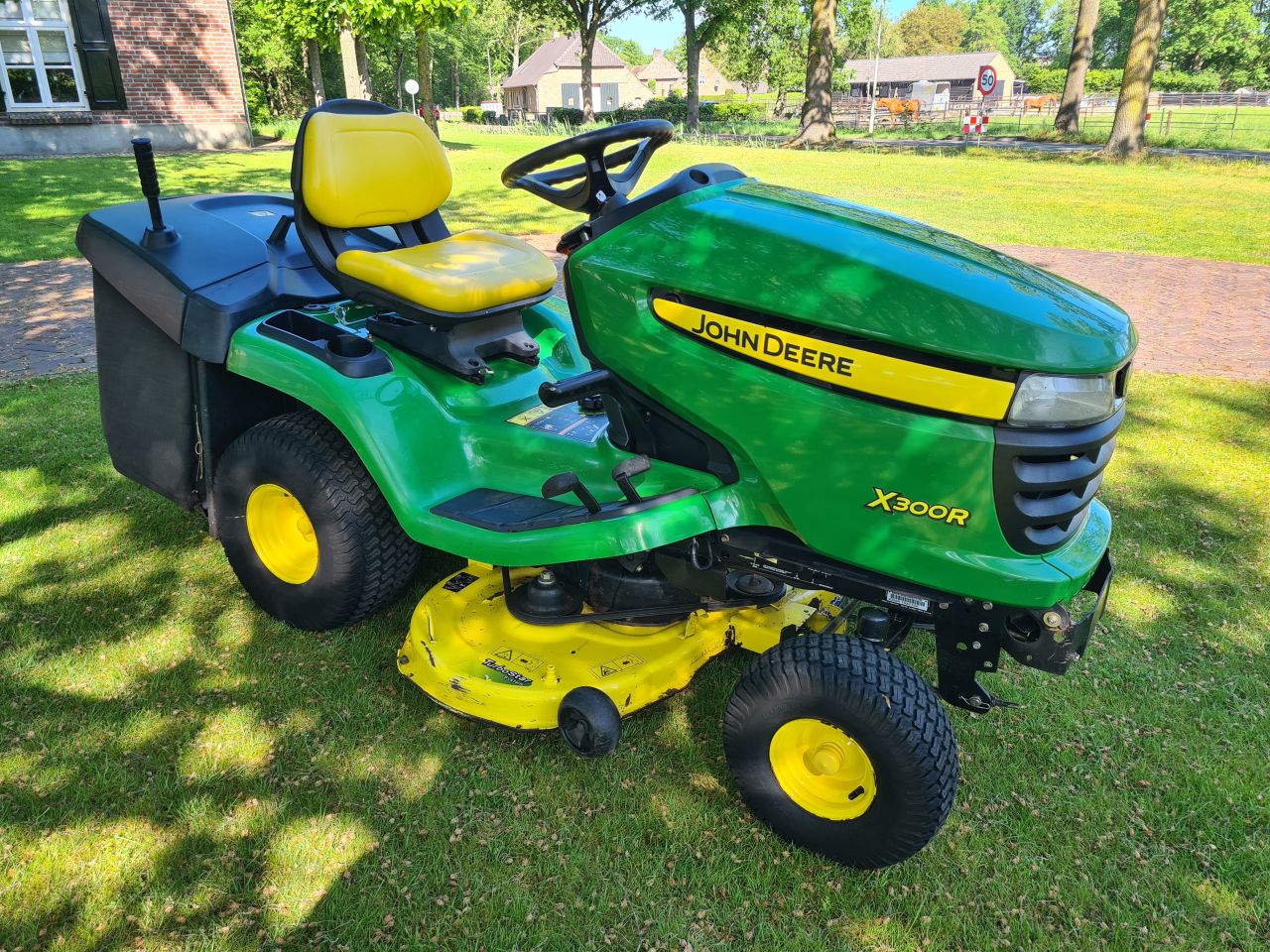 John deere X300R zitmaaier met opvangbak 2 cilinder kawasaki.