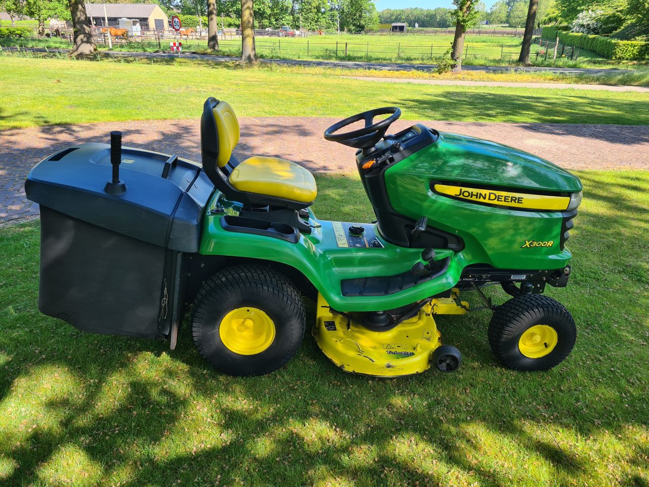 John deere X300R zitmaaier met opvangbak 2 cilinder kawasaki.