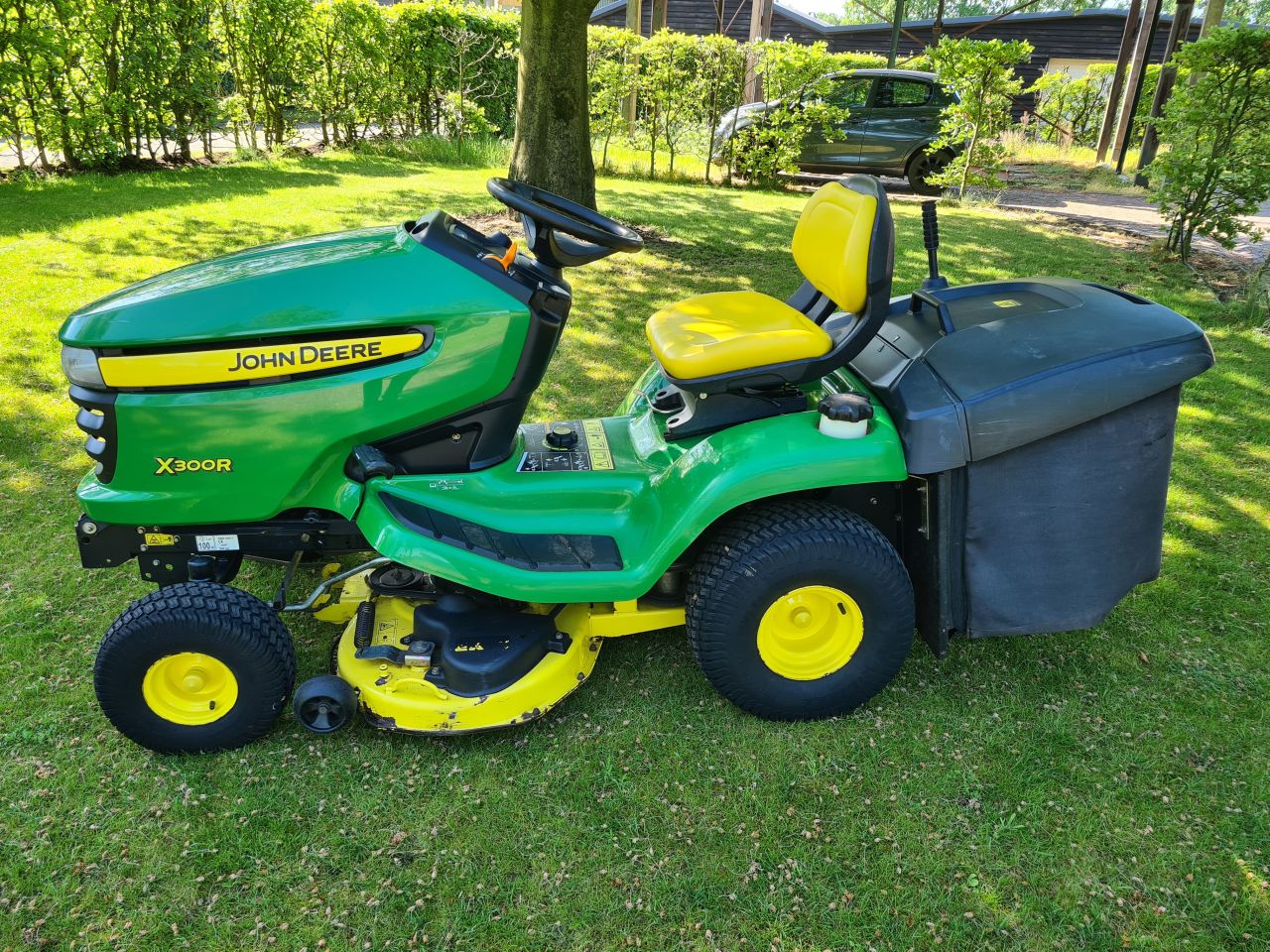 John deere X300R zitmaaier met opvangbak 2 cilinder kawasaki.