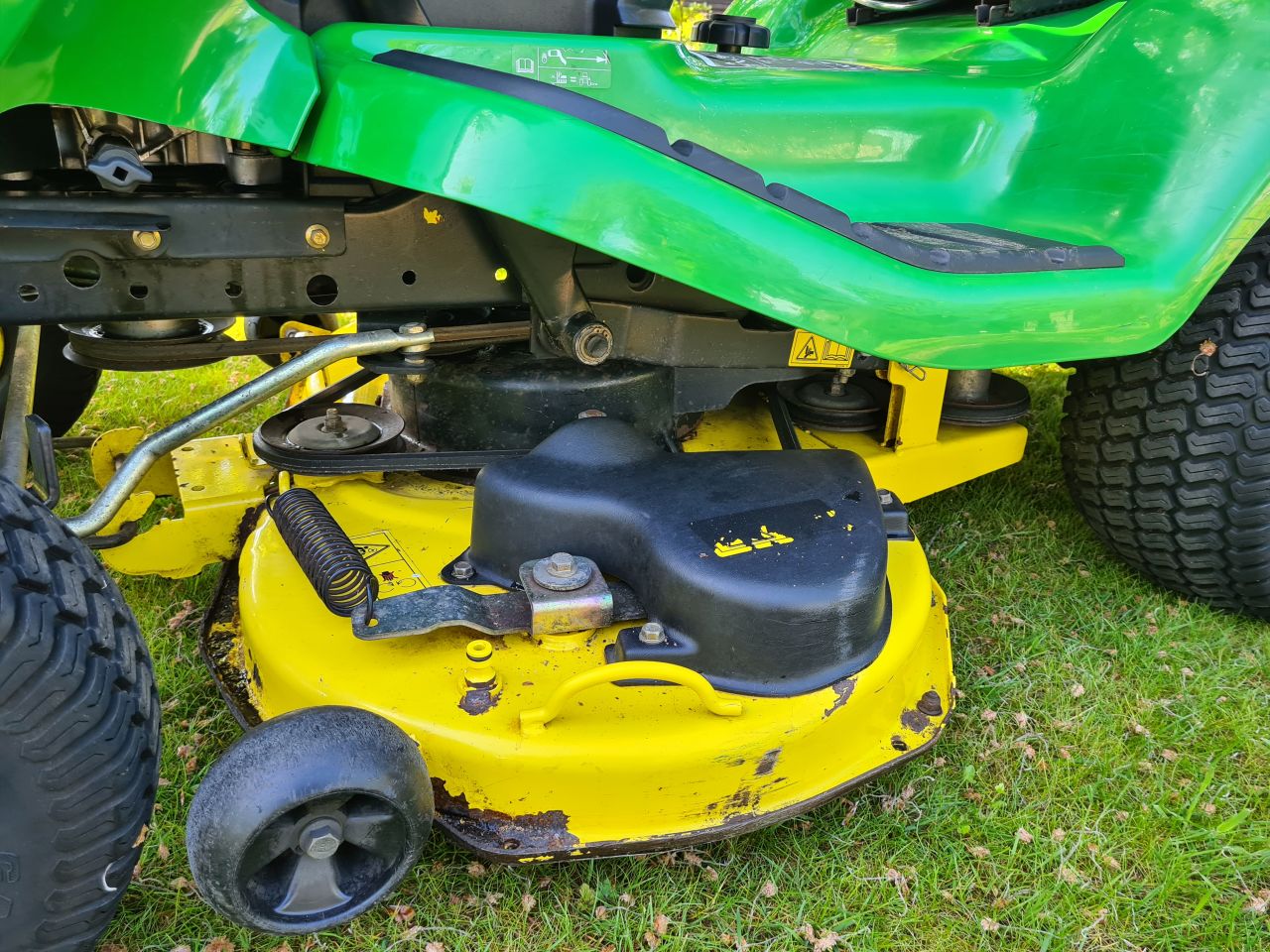 John deere X300R zitmaaier met opvangbak 2 cilinder kawasaki.