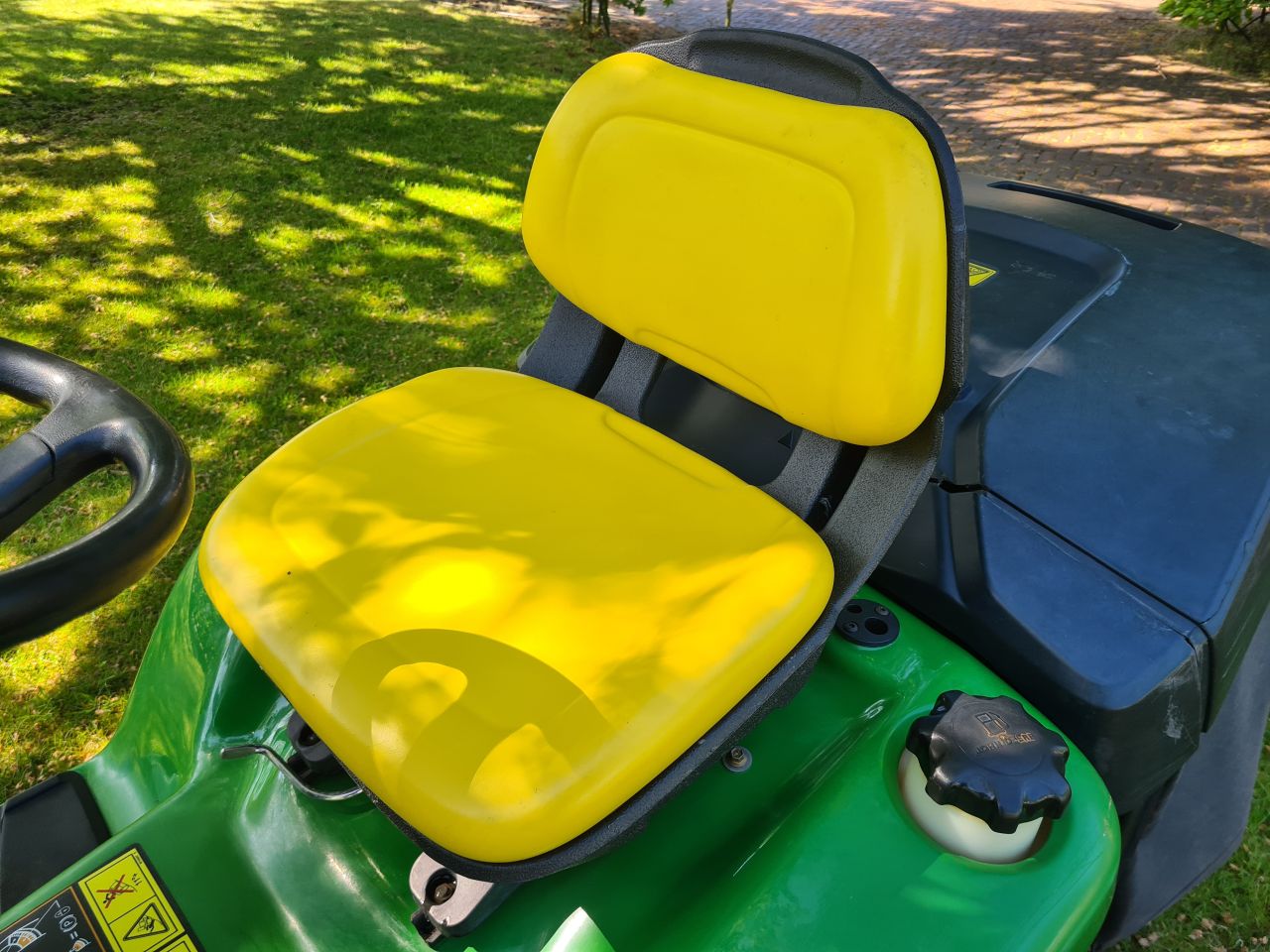 John deere X300R zitmaaier met opvangbak 2 cilinder kawasaki.