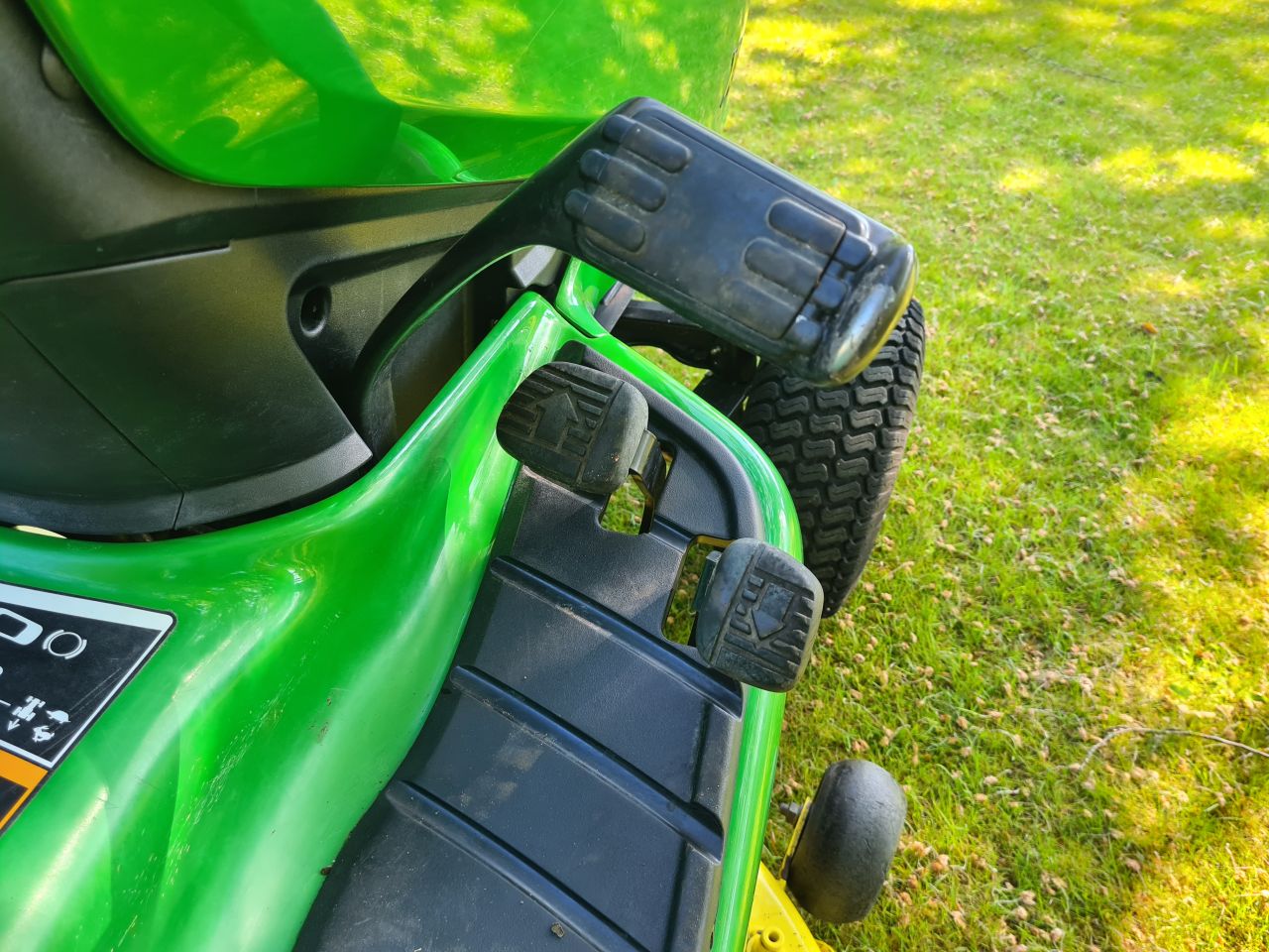 John deere X300R zitmaaier met opvangbak 2 cilinder kawasaki.
