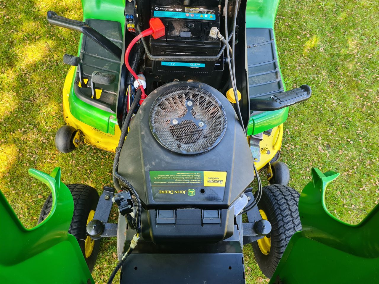 John deere X300R zitmaaier met opvangbak 2 cilinder kawasaki.