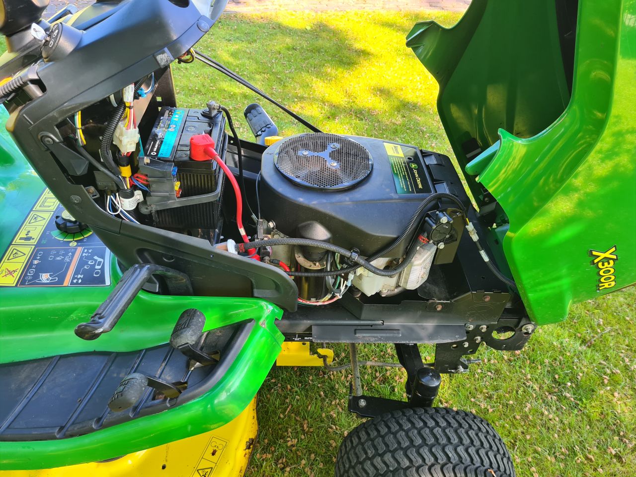 John deere X300R zitmaaier met opvangbak 2 cilinder kawasaki.