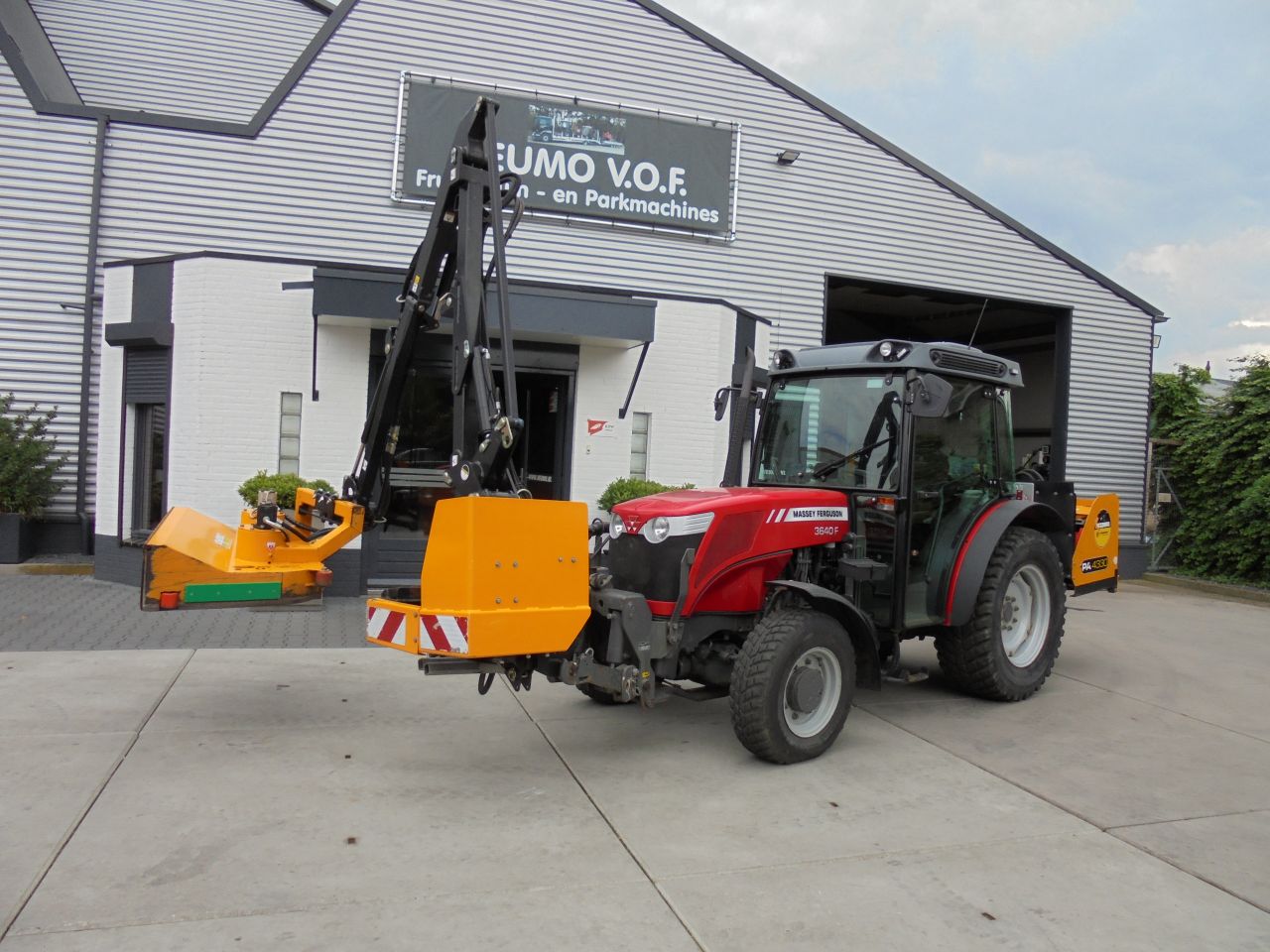MF 3640F met mc connel arm/heggensnoeier