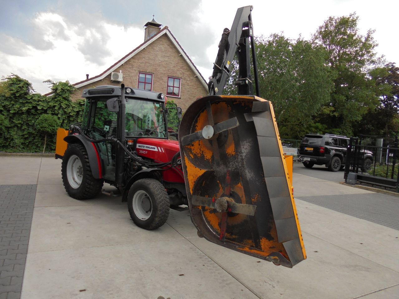 MF 3640F met mc connel arm/heggensnoeier