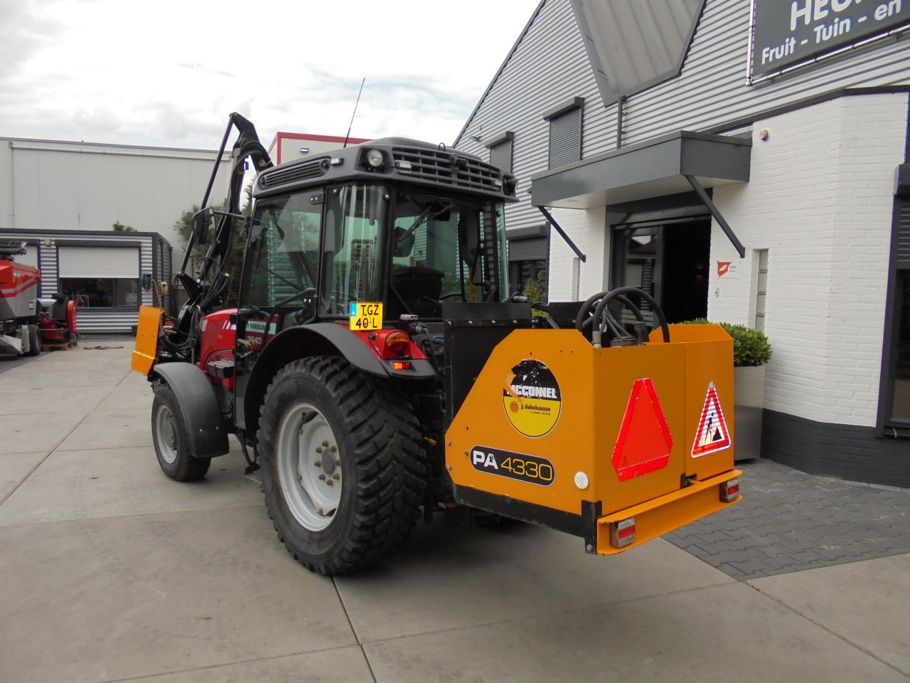 MF 3640F met mc connel arm/heggensnoeier