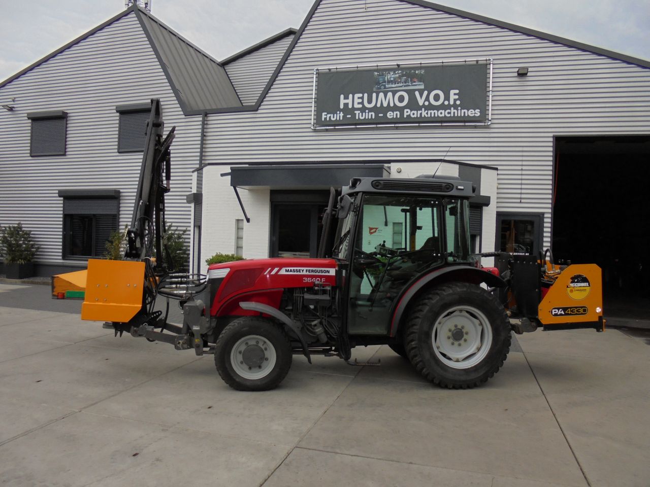 MF 3640F met mc connel arm/heggensnoeier
