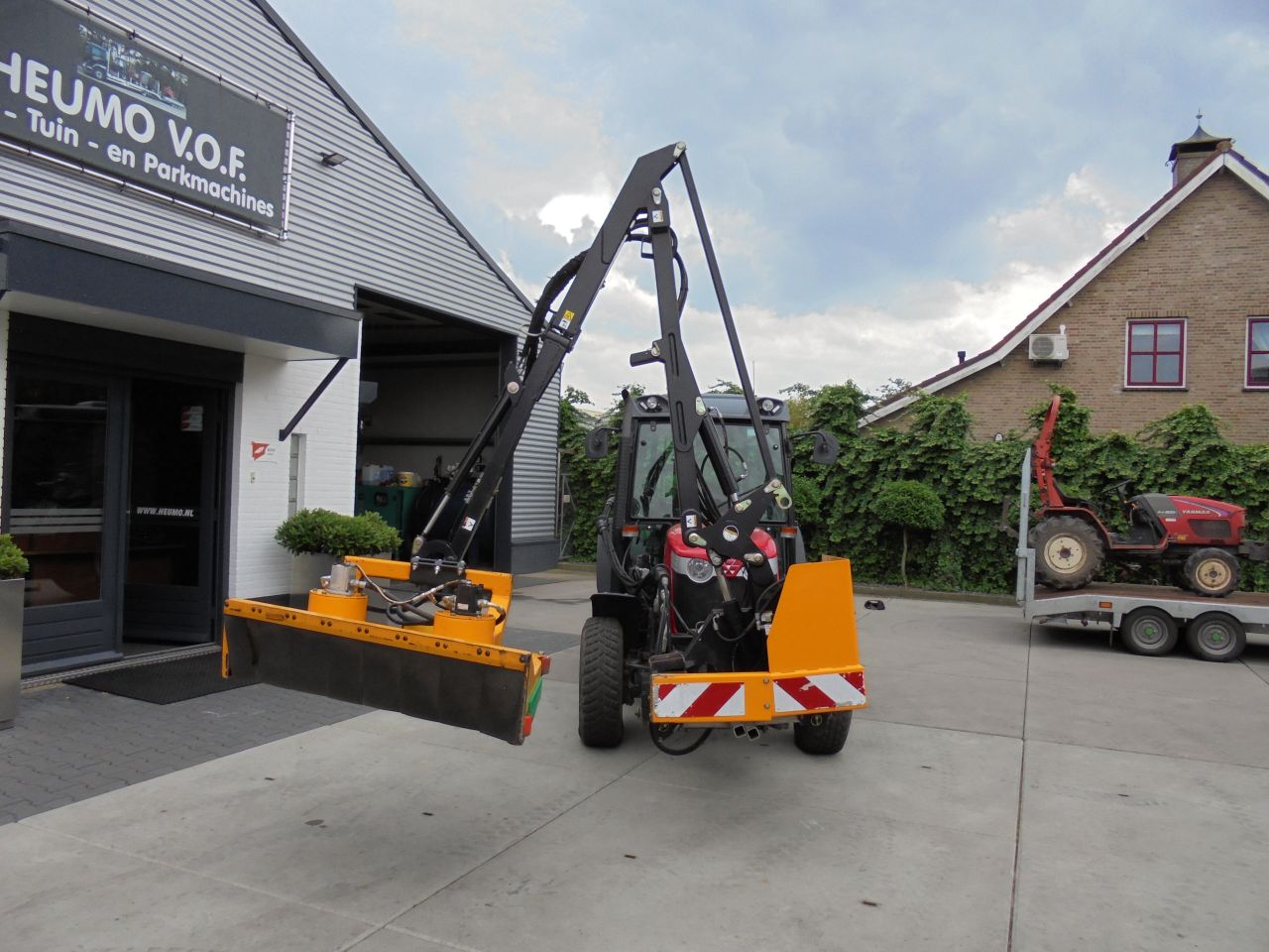 MF 3640F met mc connel arm/heggensnoeier