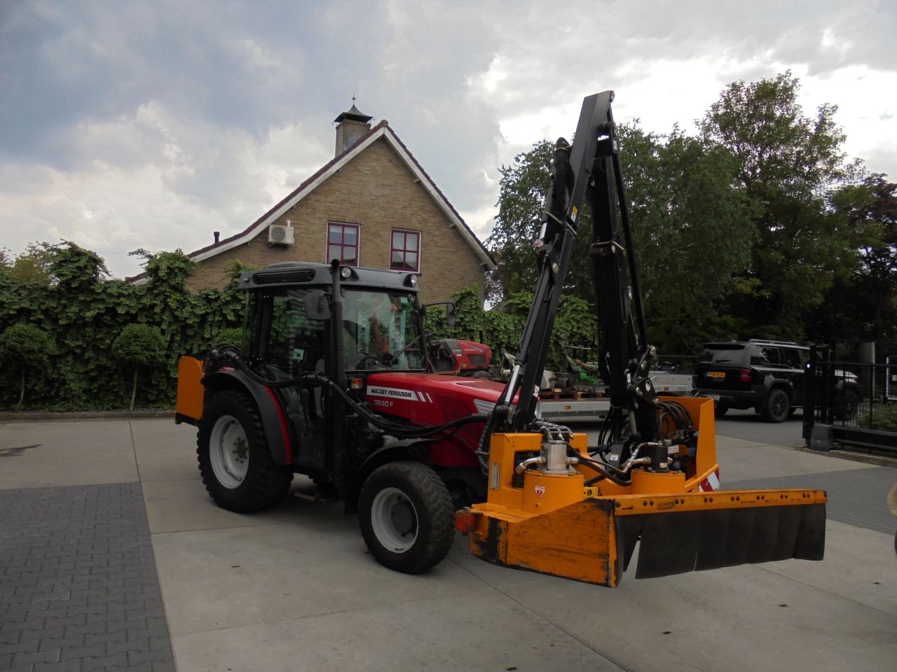 MF 3640F met mc connel arm/heggensnoeier