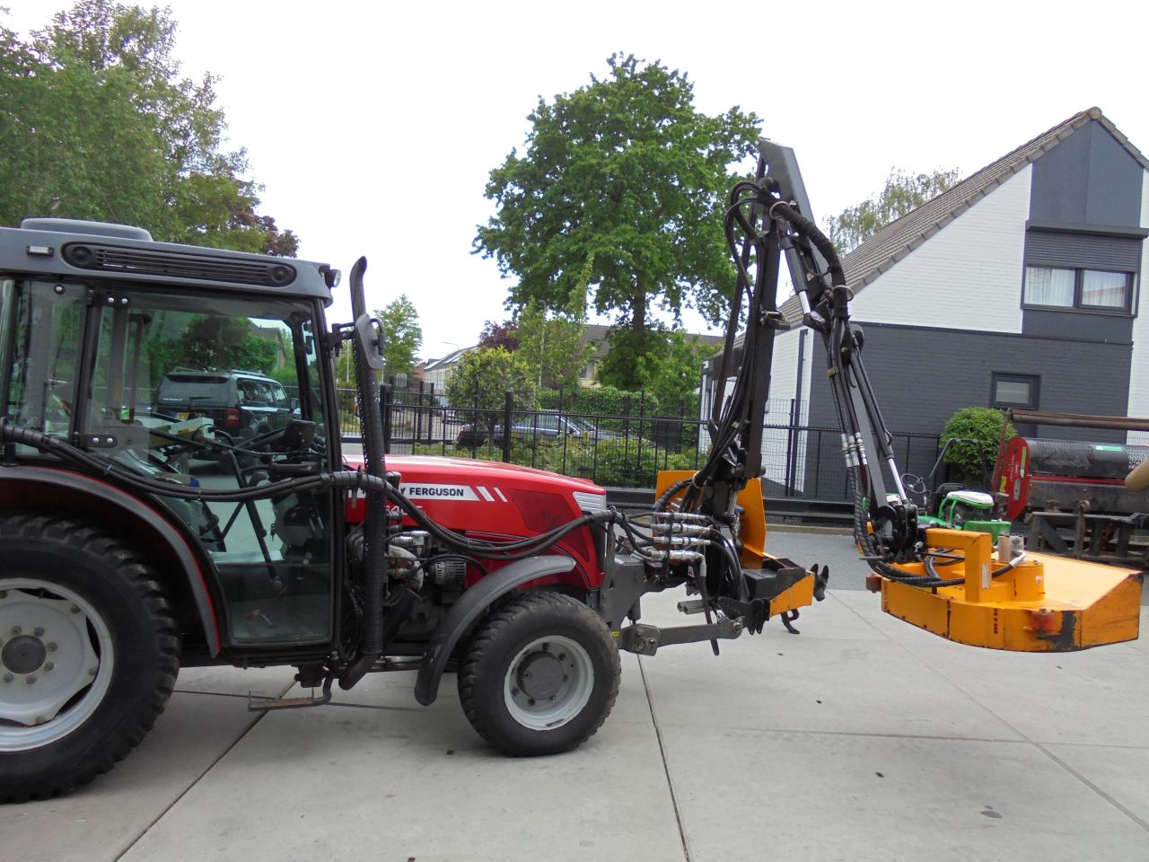 MF 3640F met mc connel arm/heggensnoeier