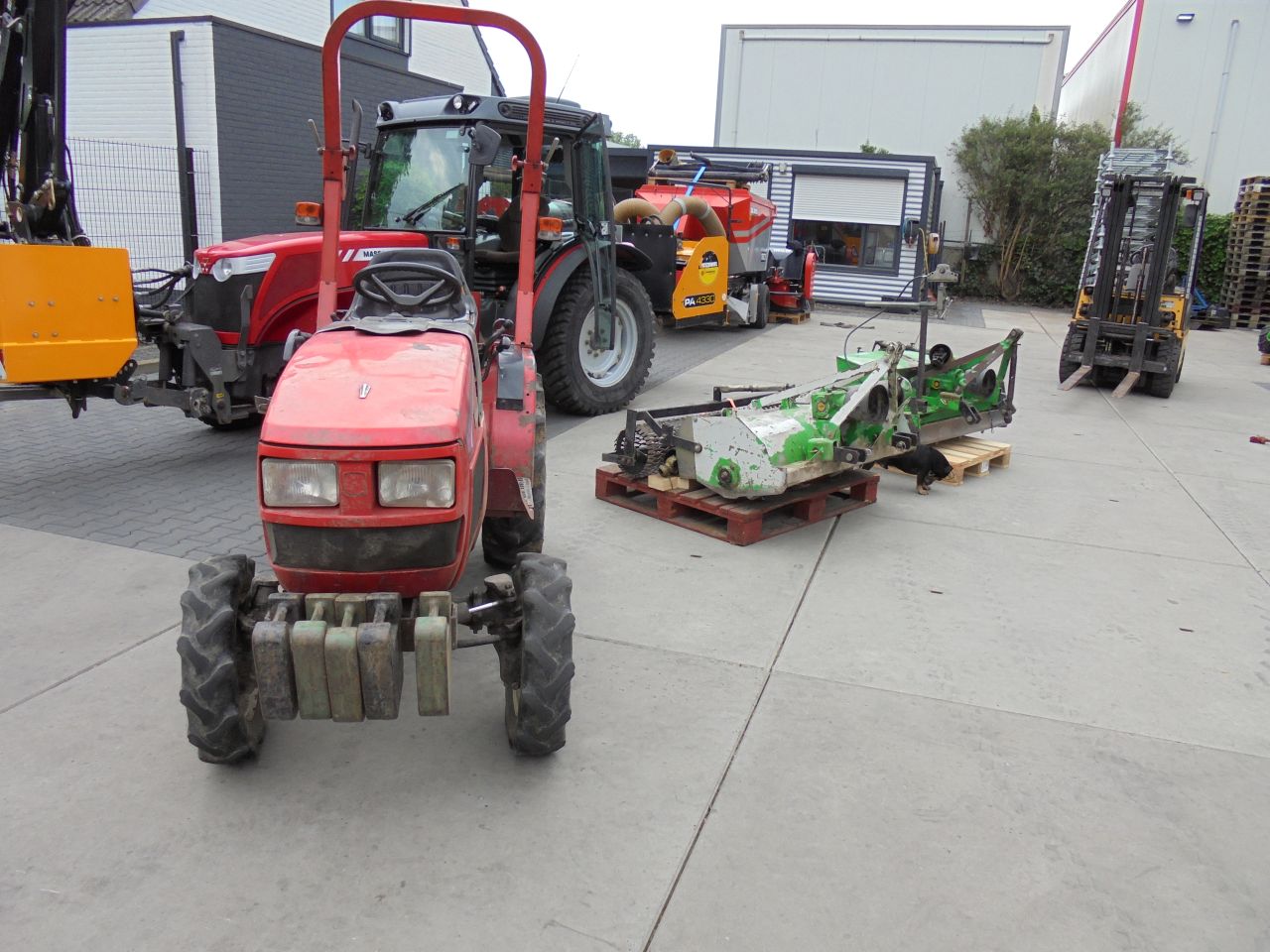 Yanmar met overtopfrees en rotorkopeg/zaaimachine
