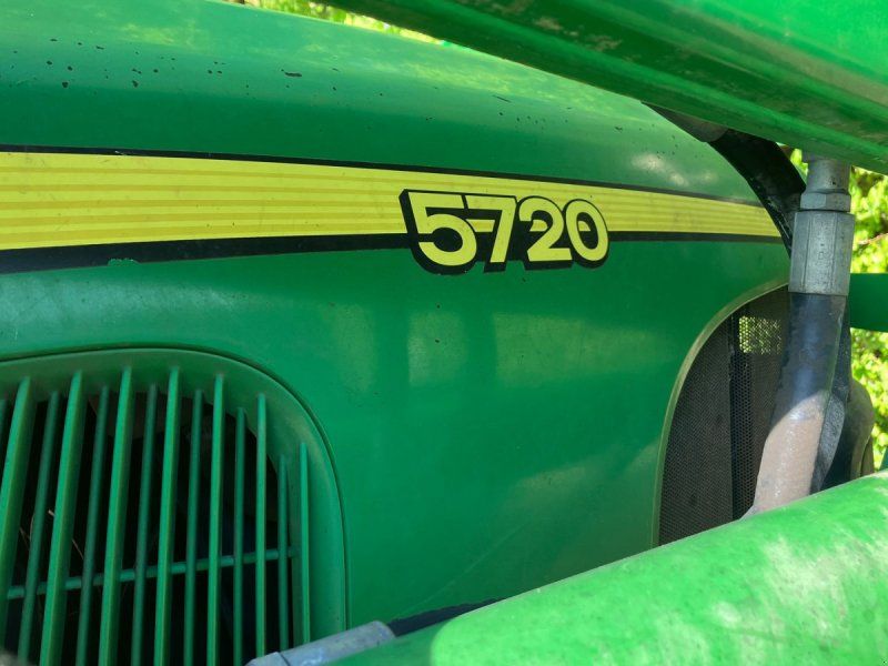 John Deere 5720 med frontlæsser.
