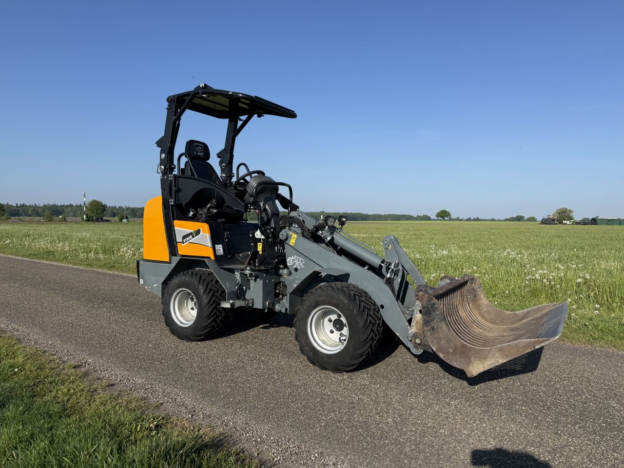 Giant G1500 mini shovel